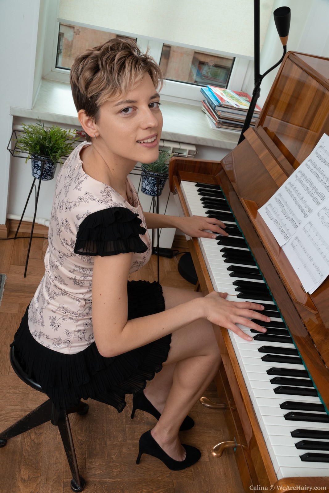 calina-strips-naked-while-playing-her-piano1.jpg