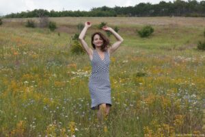Skinny natural brunette Shaya fingers her hairy hole outside in a field