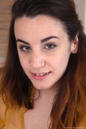 Playful amateur Aragne drops her skirt and spreads her snatch