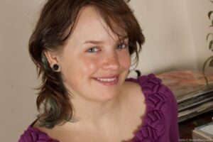Curvy Celia spreads her pink unshaved cooze