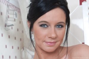 Curvy hairy Enza gets sudsy