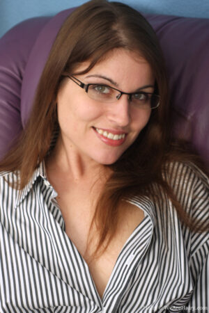 Looking hot in her glasses Holly frigs her hairy hole
