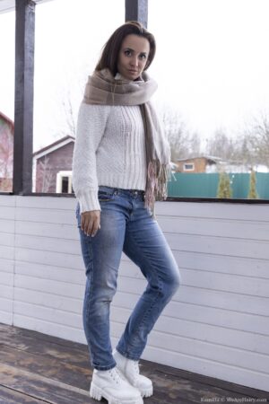 Thicc hot brunette Kamilla steps out of her jeans to show her round ass and hairy cunny