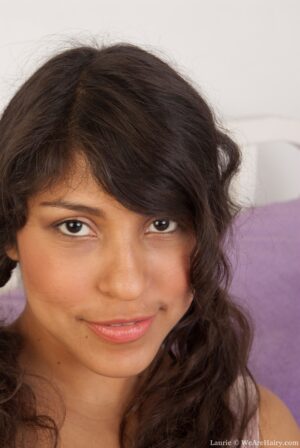 Latina Laurie gets frisky and licks her feet