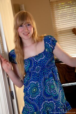Satine Spark spreads her bush in the sun